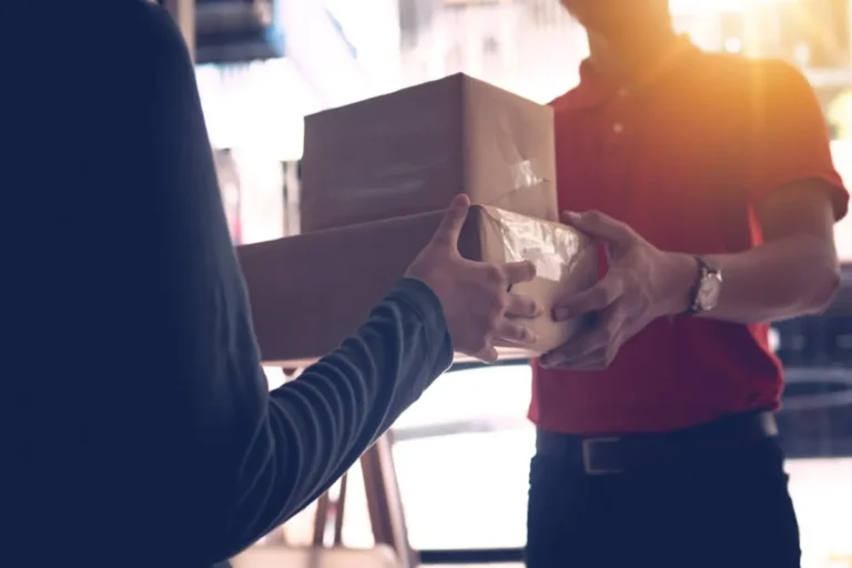 What Is last-mile delivery? A Practical Guide for ecommerce brands